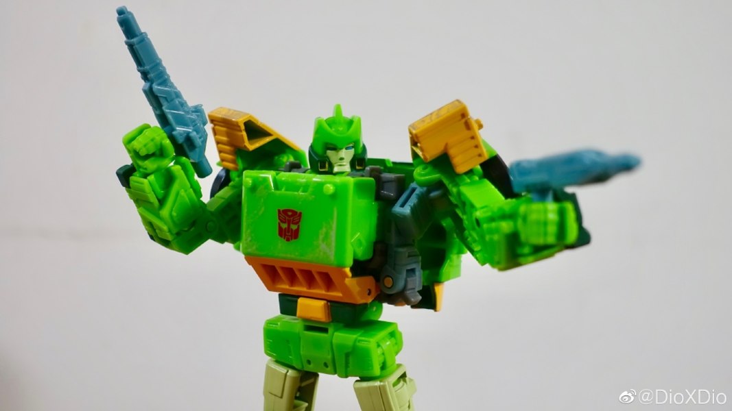 Transformers Siege Springer Wave 3 Voyager In Hand Pictures  (5 of 9)